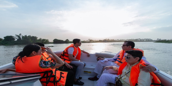 Trải nghiệm biệt thự mẫu đảo Phượng Hoàng bằng đường sông